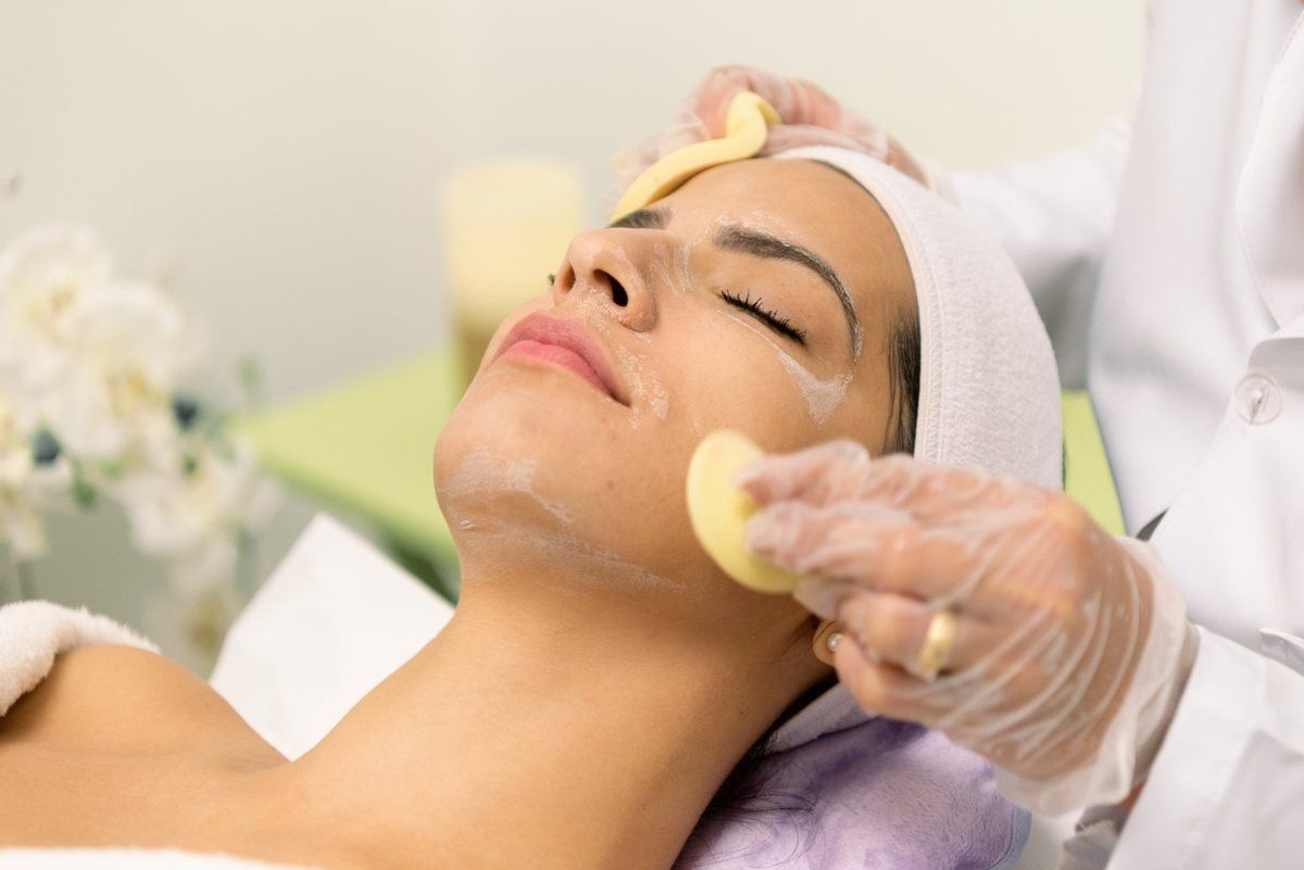 Franciele Bonfim performing a deep-cleansing facial at Nova